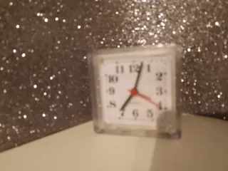 Sveglia da comodino quadrata