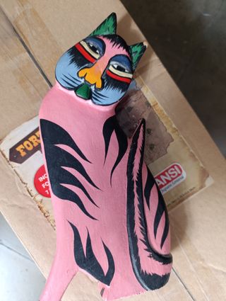 Gato de madera decorativo pintado