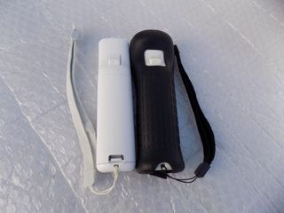 2 Mandos Nintendo Wii (1 Negro, 1 Blanco)