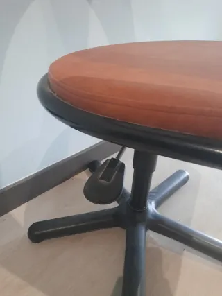 Silla giratoria de cuero sintetico marrón