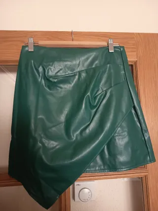 Falda verde efecto piel
