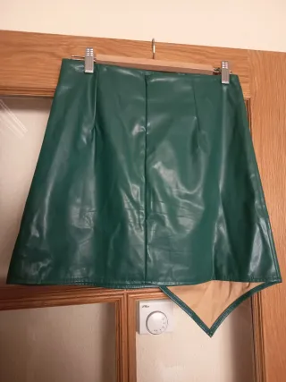 Falda verde efecto piel