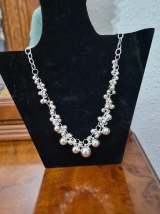 Collar plateado con cuentas