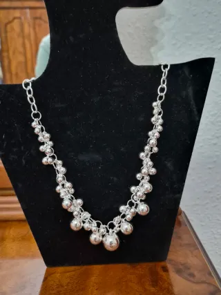Collar plateado con cuentas