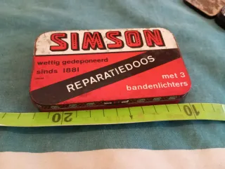 Antigua caja de parches bicicleta simson