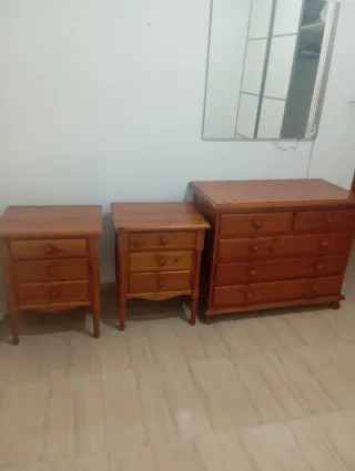 Cómoda y 2 mesitas de noche de madera