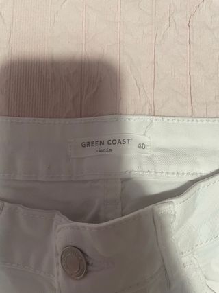 Pantalón vaquero blanco desgastado