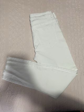 Pantalón vaquero blanco desgastado