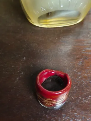 Anillo de cristal con detalles dorados