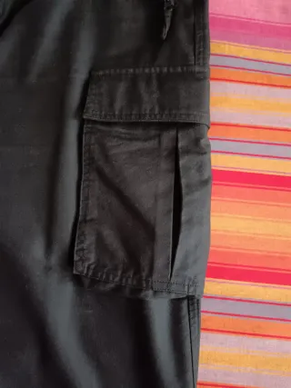 Falda cargo Stradivarius negra