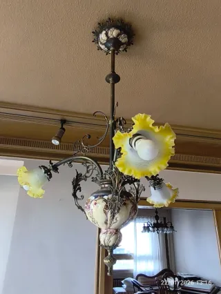 Lámpara de araña antigua de porcelana