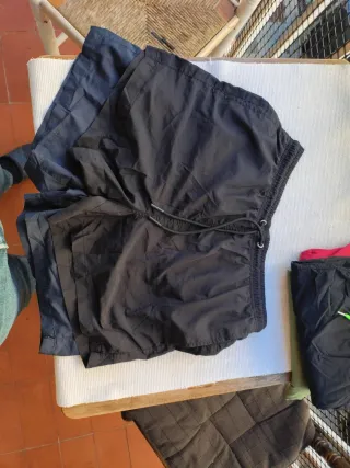 Lote 5 artículos: 3 shorts y 2 camisetas