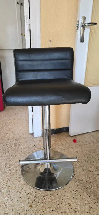 Silla de bar negra ajustable