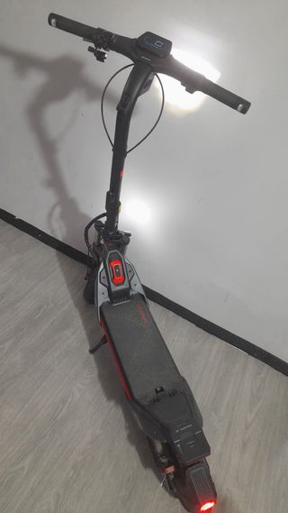 Patinete Eléctrico Negro y Rojo