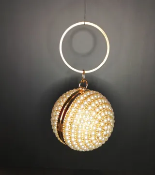 Bolso Redondo Perlas  Resin y Metal Dorado
