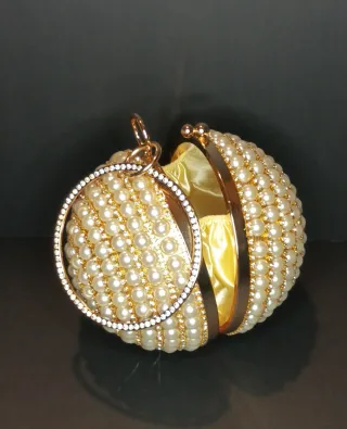 Bolso Redondo Perlas  Resin y Metal Dorado