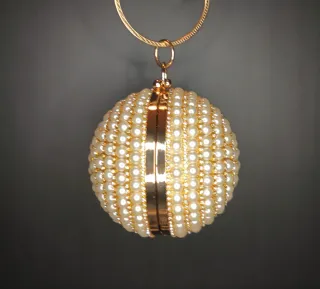 Bolso Redondo Perlas  Resin y Metal Dorado