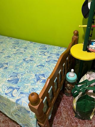 Camas de madera individuales y en literas