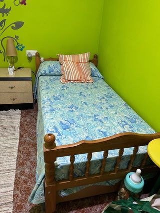 Camas de madera individuales y en literas