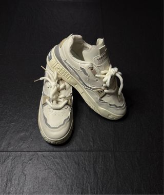 Zapatillas deportivas beige y plateadas