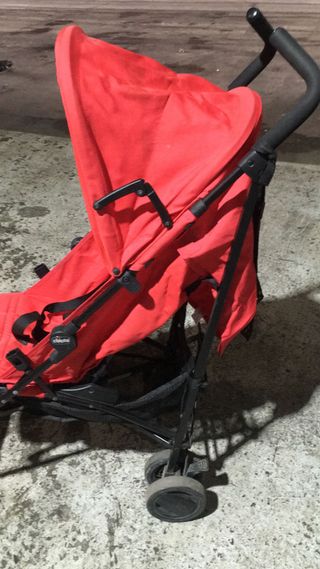 Cochecito de bebé rojo