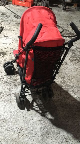 Cochecito de bebé rojo