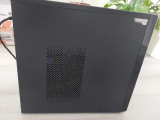 Torre  de ordenador de escritorio y perifericos.