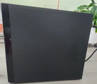 Torre  de ordenador de escritorio y perifericos.