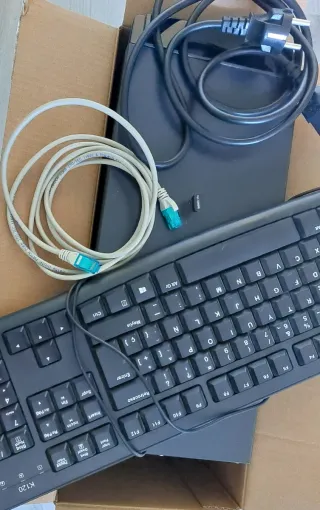 Torre  de ordenador de escritorio y perifericos.