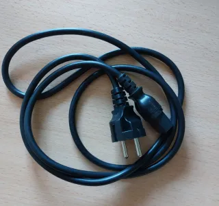 Torre  de ordenador de escritorio y perifericos.