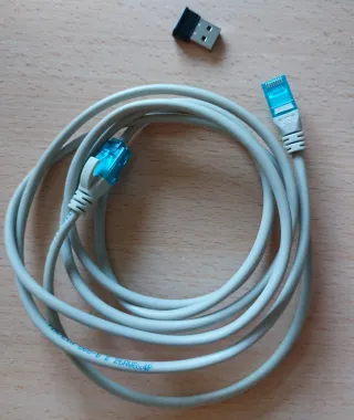 Torre  de ordenador de escritorio y perifericos.