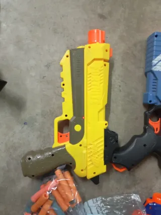 6 pistolas nerf y 50 dardos