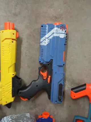 6 pistolas nerf y 50 dardos