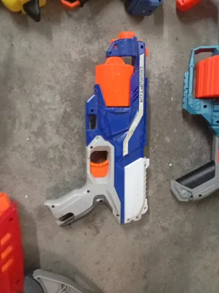 6 pistolas nerf y 50 dardos