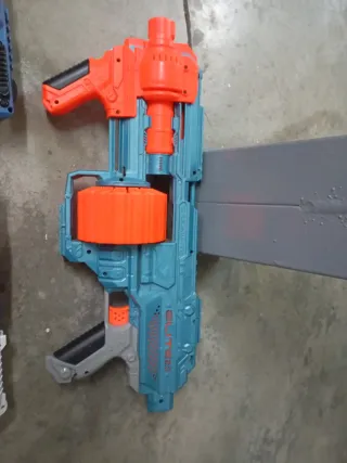 6 pistolas nerf y 50 dardos