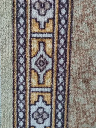 Alfombra de pasillo beige y marrón