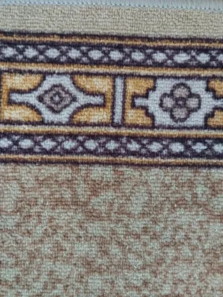 Alfombra de pasillo beige y marrón