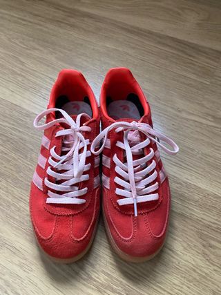 Consegna di scarpe sportive Nike, Adidas e Reebok in bianco