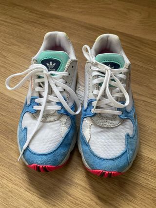 Consegna di scarpe sportive Nike, Adidas e Reebok in bianco