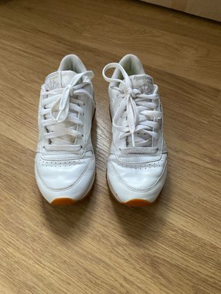 Consegna di scarpe sportive Nike, Adidas e Reebok in bianco