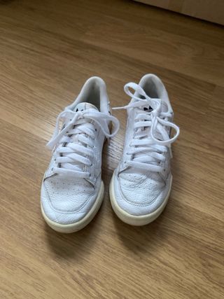 Consegna di scarpe sportive Nike, Adidas e Reebok in bianco