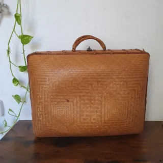 Maleta antigua de bambú y mimbre