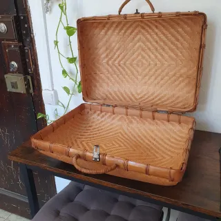 Maleta antigua de bambú y mimbre