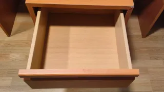 Escritorio de madera con cajonera
