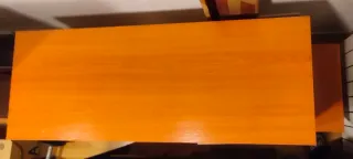 Escritorio de madera con cajonera