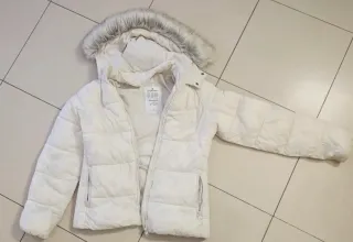 Plumífero blanco con capucha y pelo