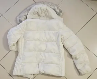 Plumífero blanco con capucha y pelo