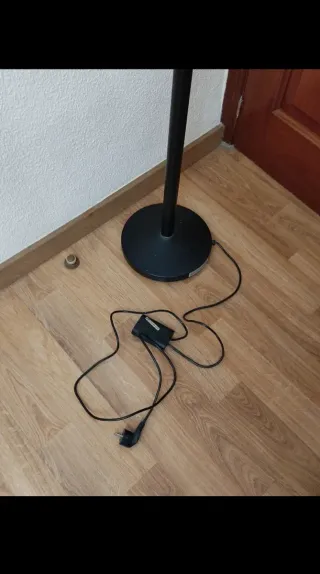 Lámpara de pie de metal negra.