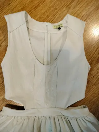 Vestito bianco con cut-out