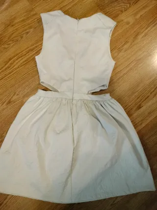 Vestito bianco con cut-out